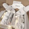 Caja de regalo personalizada para novia Patricia de Aura's Personality iluminada con luces LED decorativas que contiene bata de satén blanca zapatillas de felpa antifaz coletero y bolígrafo de joya