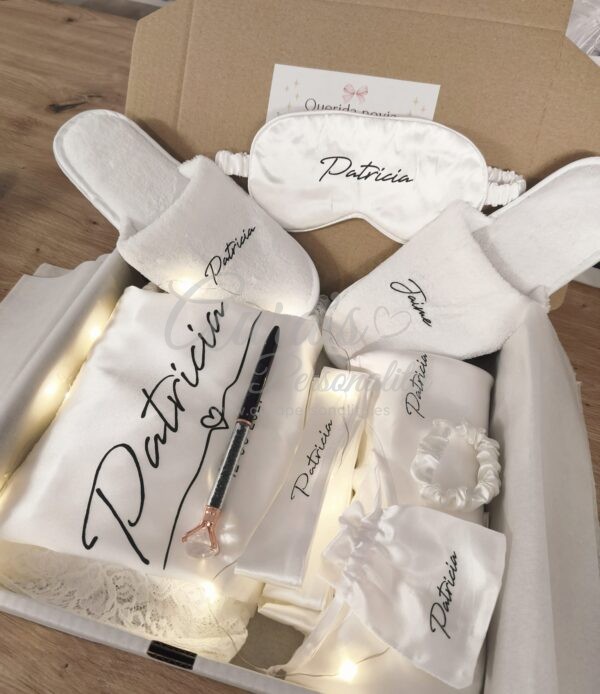 Caja de regalo personalizada para novia Patricia de Aura's Personality iluminada con luces LED decorativas que contiene bata de satén blanca zapatillas de felpa antifaz coletero y bolígrafo de joya