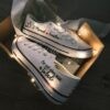 Caja de regalo grande para zapatillas de boda iluminada con luces LED cálidas y dedicatoria Por mil años más a tu lado con bambas de novia personalizadas de la tienda Aura's Personality