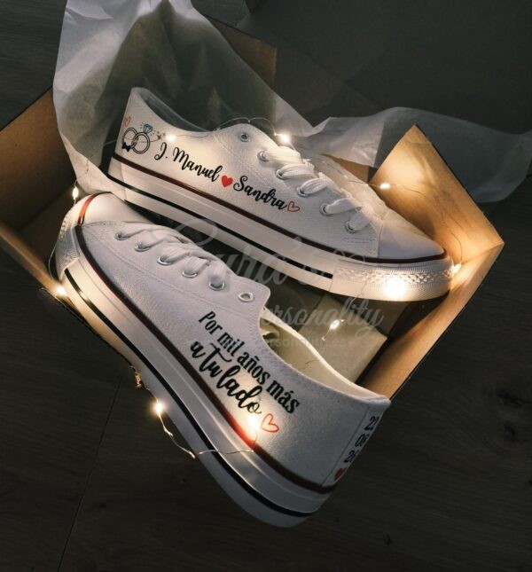 Caja de regalo grande para zapatillas de boda iluminada con luces LED cálidas y dedicatoria Por mil años más a tu lado con bambas de novia personalizadas de la tienda Aura's Personality