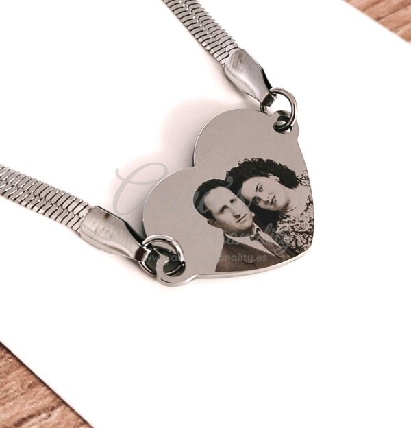 Pulsera de acero inoxidable con medalla de corazón y foto de pareja grabada a láser a alta definición de la tienda Aura's Personality