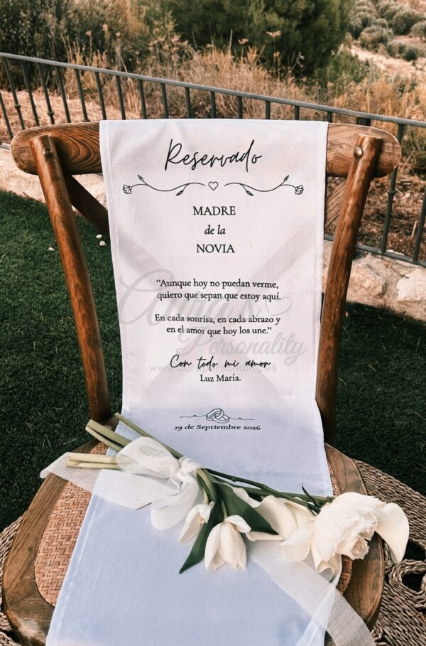 Cubre silla reservado boda personalizado en memoria de madre de la novia con frase y flores.
