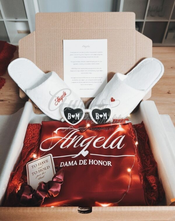 Box regalo personalizado para dama de honor y novia con bata de encaje burdeos zapatillas leds gafas de corazon y dedicatoria